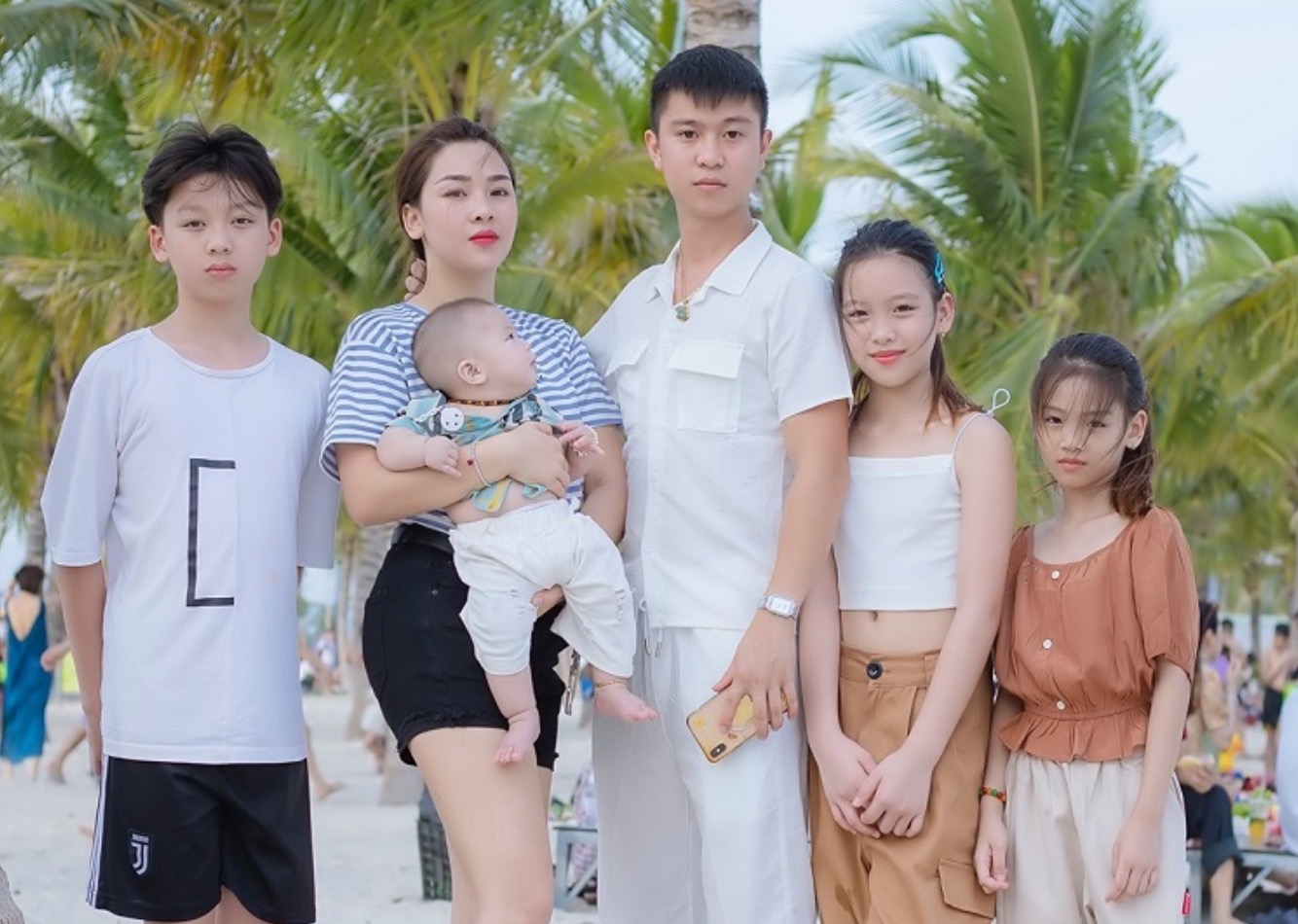 Mặc lời gièm pha: Mối tình của chàng ‘trai tân’ với ‘single mom’ 3 con hơn mình 11 tuổi