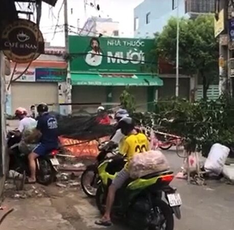 Video quay cảɴʜ nhóm người ʟɑᴏ хᴇ qυɑ rào cách ly